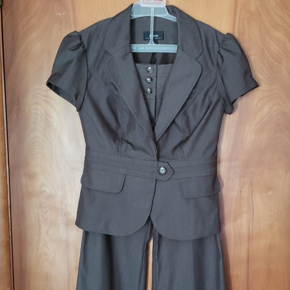 Brown Pantsuit with Short-sleeve Jacket